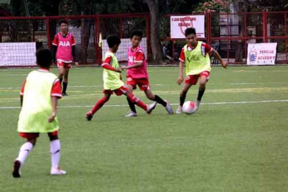 AIA Financial Kirim Pesepak Bola Belia ke Akademi Persija - JPNN.COM