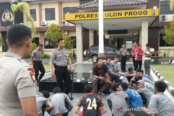 Pelajar Asal Cianjur Diamankan di Jawa Tengah, Bawa Sajam dan Obat Terlarang - JPNN.COM
