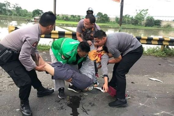 Bruk, Tiga Motor Tabrakan Beruntun saat Kapolres Serang Melintas - JPNN.COM