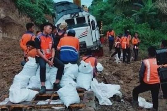 Jalur Tertimbun Longsor, Perjalanan KA Medan-Pematangsiantar Dibatalkan - JPNN.COM