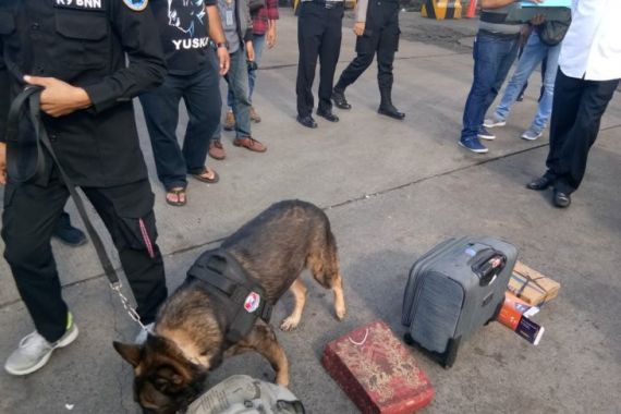 Penumpang Kapal di Pelabuhan Merak Kaget Melihat Banyak Polisi - JPNN.COM