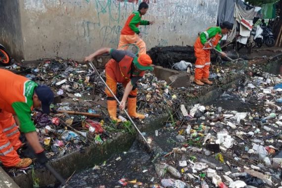 Wow! 65 Ton Sampah Dikeruk dari Kali Jakarta Usai Hujan Lebat - JPNN.COM