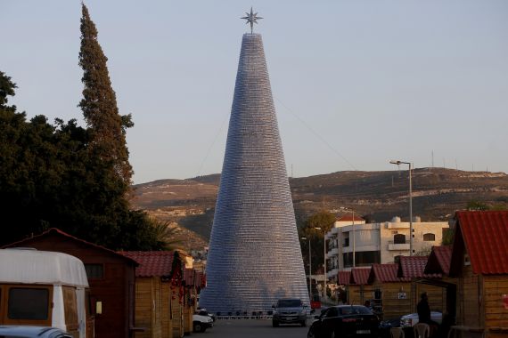 Pohon Natal Raksasa dari Botol Plastik Menyala Terang di Lebanon - JPNN.COM
