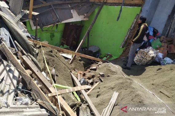 3 Orang Tewas Tertimbun Bangunan Ruko Akibat Dihantam Truk Pasir - JPNN.COM