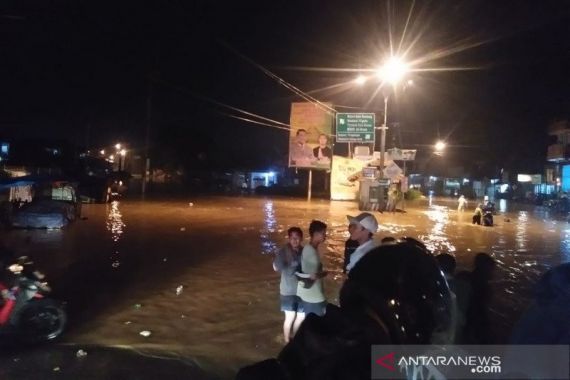 Kabupaten Bandung Terendam Banjir, Belasan Kepala Keluarga Mengungsi - JPNN.COM