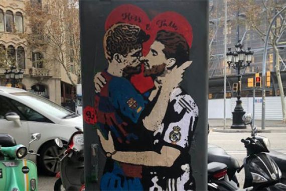 Jelang Barcelona vs Madrid, Gerard Pique & Sergio Ramos Berciuman di Pusat Kota - JPNN.COM