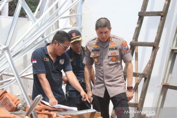 Polisi Periksa Empat Saksi Kasus Ambruknya Atap SDN Jember - JPNN.COM