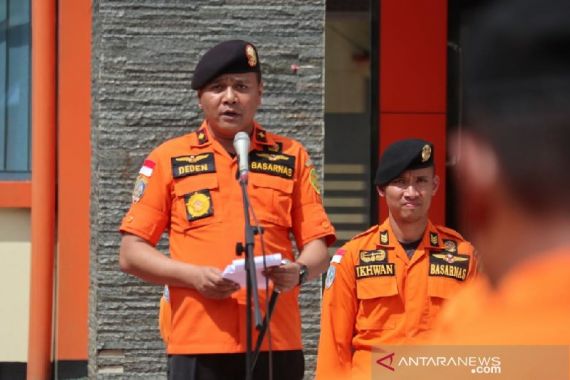 Basarnas Jabar Evakuasi 15 Keluarga Korban Banjir Sungai Citarum - JPNN.COM