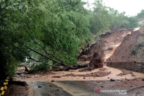 Jalan Soreang-Ciwidey Bandung Tertutup Longsor - JPNN.COM