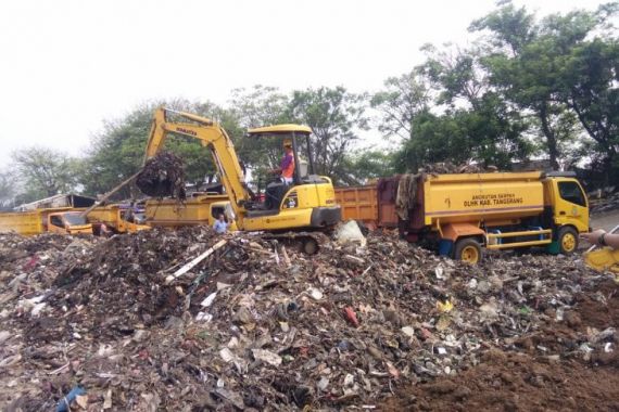 Timbunan Sampah di Sungai Cisadane Diduga dari Perumahan di Jakarta - JPNN.COM