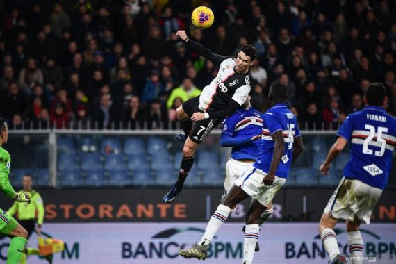 Lihat! Ronaldo Terbang Untuk Mencetak Gol Kemenangan Juventus Atas Sampdoria - JPNN.COM