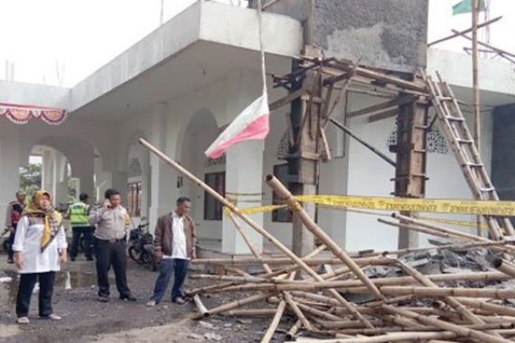 Dua Orang Tewas Tertimpa Menara Gedung PCNU Sukabumi - JPNN.COM