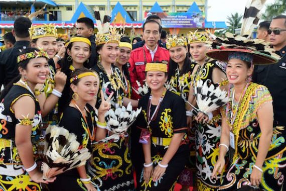 Perempuan Dayak Semringah Saat Foto Bareng dengan Jokowi - JPNN.COM