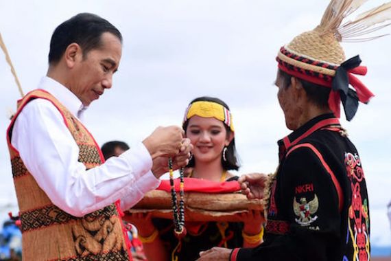 Jokowi Dapat Gelar Derayeh Acang Aco dari Dayak Lundayeh di Kaltara - JPNN.COM