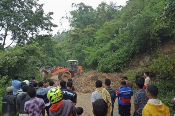 Curah Hujan Tinggi, Lima Kecamatan di Agam Diterjang Banjir dan Longsor - JPNN.COM