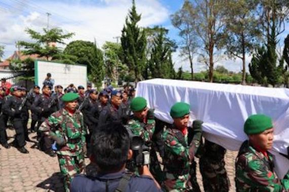 Lettu Inf Erizal Zuhri Sidabutar Dimakamkan, Calon Istri: Selamat Jalan, Sayangku - JPNN.COM