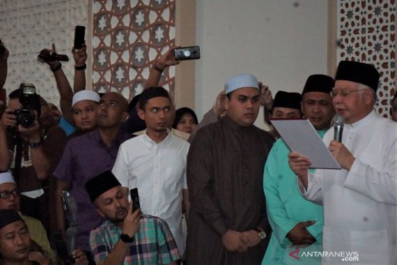 Usai Salat Jumat, Najib Razak Ucapkan Sumpah Mubahalah di Masjid - JPNN.COM