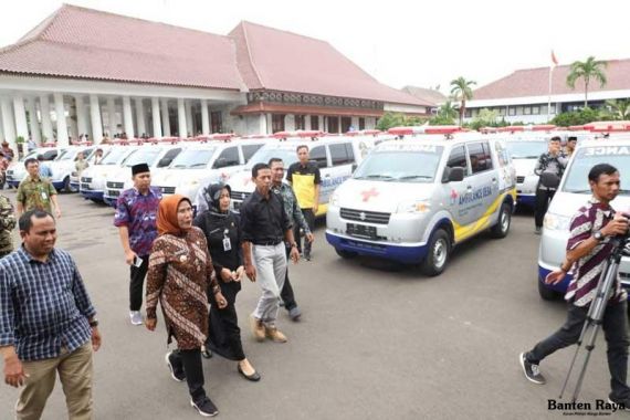 Bupati Serang Bagi-bagi Ambulans - JPNN.COM