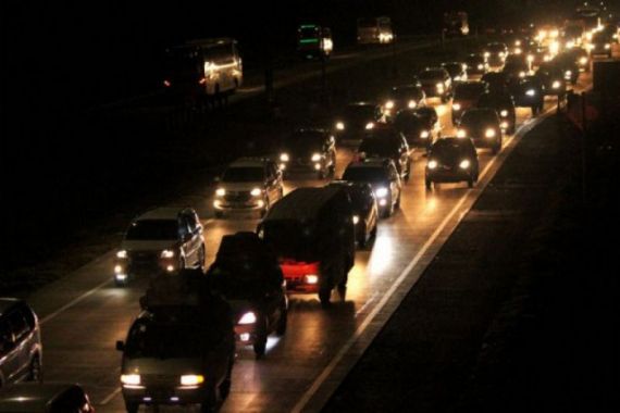 Hari Pertama Larangan Mudik, Belasan Ribu Kendaraan Bebas Tinggalkan Jakarta - JPNN.COM