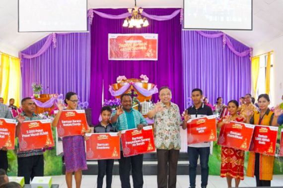 Pelindo III dan Waskita Karya Bagikan 1.000 Injil di Kupang - JPNN.COM