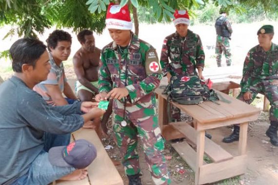 Personel TNI Pakai Topi Santa Claus Saat Memberikan Layanan Kesehatan Keliling - JPNN.COM