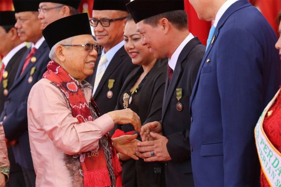 Bupati Klungkung I Nyoman Suwirta Dapat Anugerah Satya Lencana Kebaktian Sosial 2019 - JPNN.COM