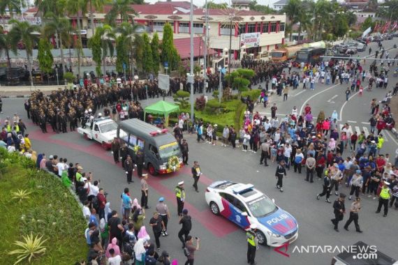 Ratusan Polisi Antar Pemakaman Bripka Hendra Saut, Brimob yang Gugur di Papua - JPNN.COM