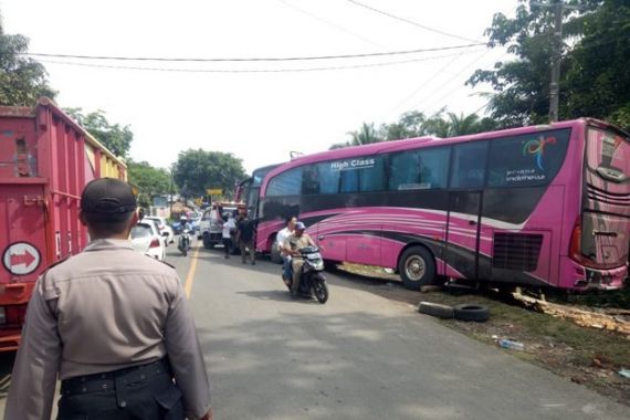 Kronologi Bus Pariwisata Tabrak Warung di Jalan Raya Serang-Pandeglang - JPNN.COM