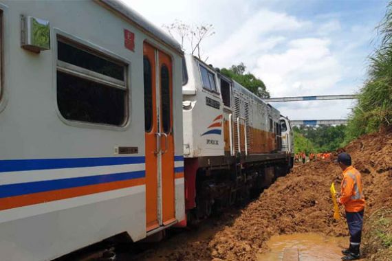 Jalur KA Bogor-Sukabumi Bisa Dilalui Pascalongsor - JPNN.COM