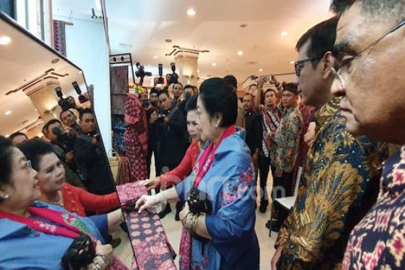 Momen Megawati dan Wishnutama Tiba-tiba Berhenti Saat Meninjau Stan Trisakti Tourism Award - JPNN.COM