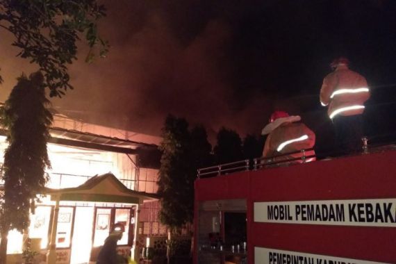8 Jam Api Membakar Pabrik Teh Milik PTPN XII di Lumajang - JPNN.COM