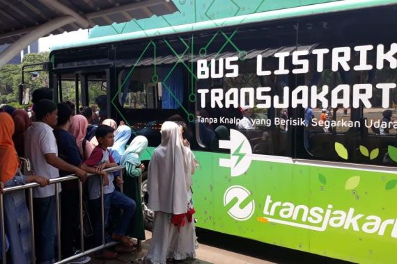 Bingung Libur Nataru Ke mana? Yuk Jajal Bus Listrik Gratis - JPNN.COM