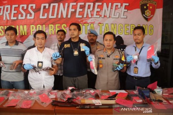 Polresta Tangerang Tangkap Pelaku Jual Beli Senjata Api - JPNN.COM