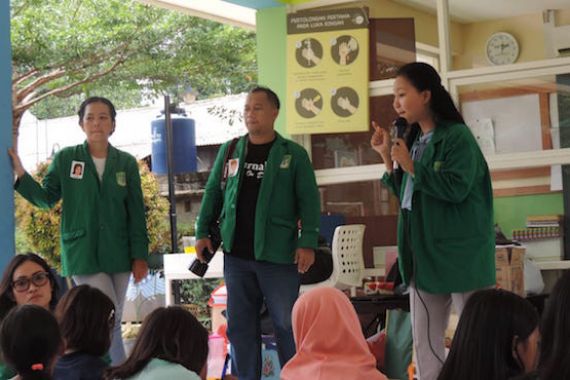 Mahasiswa Prodi Komunikasi Unas Beri Pelatihan Jurnalistik kepada Anak-anak - JPNN.COM