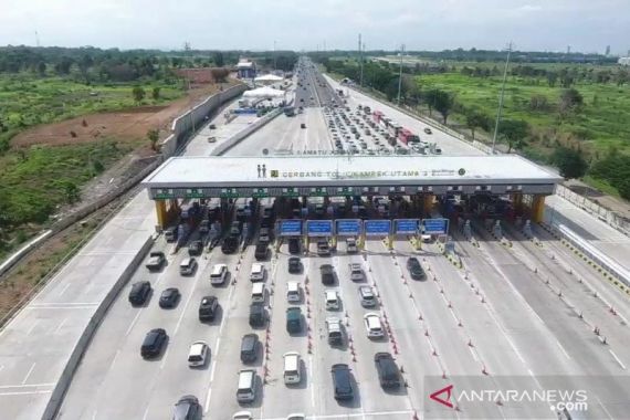268 Ribu Kendaraan Melintasi Gerbang Tol Cikampek Utama - JPNN.COM