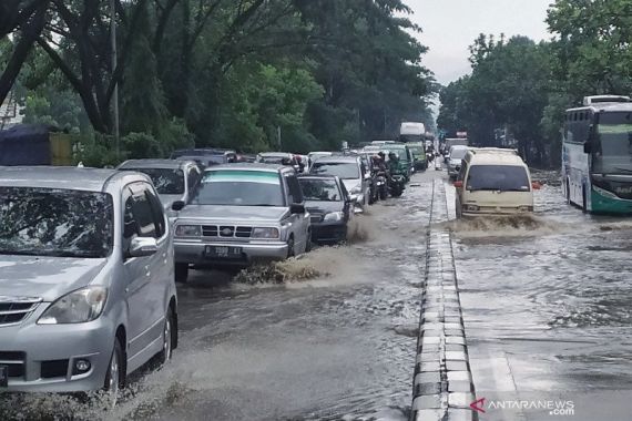 Banjir Menggenangi Jalan Soekarno Hatta Bandung - JPNN.COM