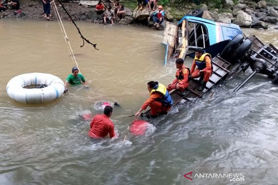 Evakuasi Hari Pertama Kecelakaan Bus Sriwijaya: 28 Meninggal, 13 Selamat - JPNN.COM