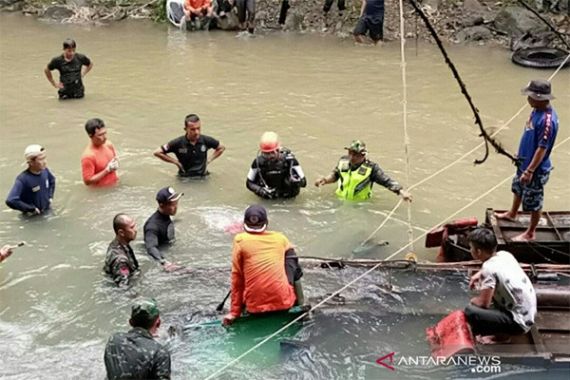 3 Jenazah Korban Tragedi Bus Sriwijaya Ditemukan di Dalam Sungai - JPNN.COM