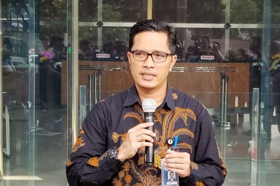 Jubir KPK Febri Diansyah Resmi Lepas Jabatannya, Ini Alasannya - JPNN.COM