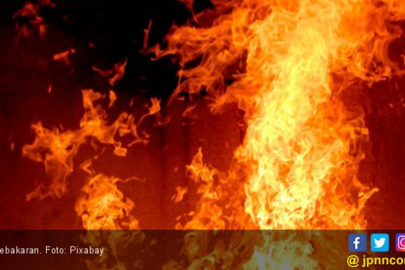 Mobil Boks Terbakar di Jalan Sadang–Subang - JPNN.COM