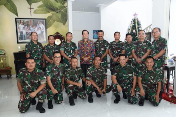 Pangarmada II Kunjungi Eks Kasal Laksamana Bernard Sondakh Saat Hari Raya Natal - JPNN.COM