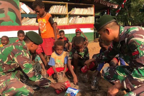 Prajurit TNI Mengajari Anak-Anak di Perbatasan Tentang Cara Menanam Hidroponik - JPNN.COM