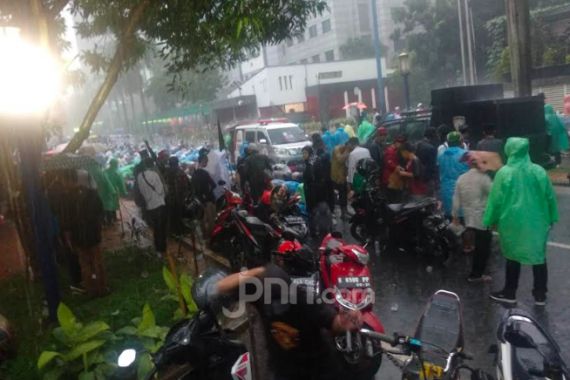 Massa Aksi Bela Muslim Uighur Gelar Salat Berjemaah di Tengah Hujan Deras - JPNN.COM