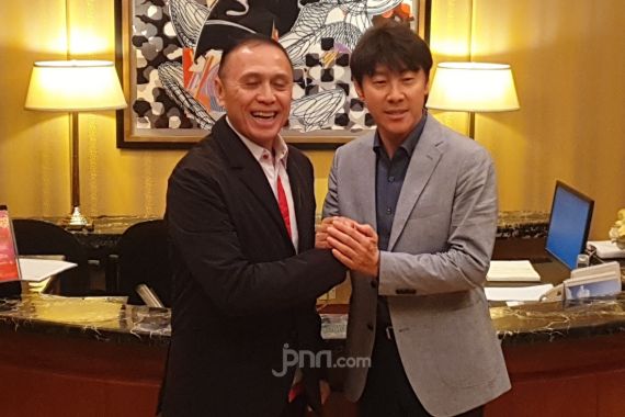 3 Asisten Baru Pendamping Shin Tae Yong Belum Datang ke Indonesia, Ini Penyebabnya - JPNN.COM
