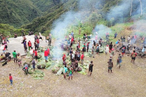 Personel TNI dan Masyarakat Opitawak Papua Gelar Bakar Batu Bersama - JPNN.COM