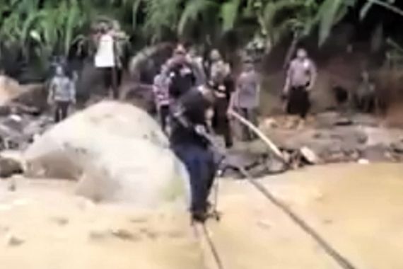 Viral Bupati Labura Terjatuh ke Sungai saat Meninjau Banjir Bandang - JPNN.COM