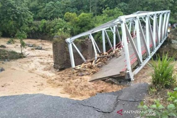 Satu Jembatan Putus dan Tujuh Rumah Warga Hanyut Diterjang Banjir - JPNN.COM