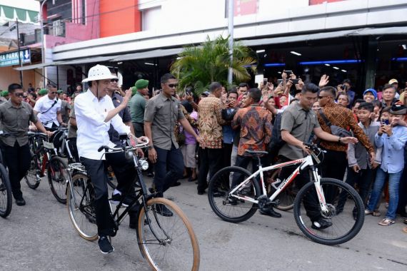 Jokowi Tinjau Proyek Pasar Johar dan Bersepeda Kota Tua Semarang - JPNN.COM