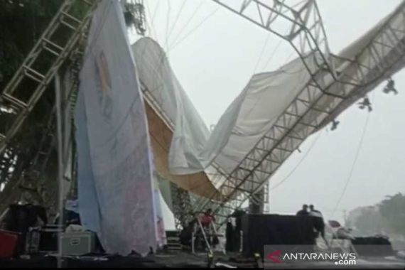 Hujan Turun Deras, Atap Panggung Malam Tahun Baru di Magelang Ambruk Jadi Kayak Begini - JPNN.COM