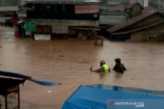 Banjir di Bandung Barat, Bangunan Rumah Tenggelam - JPNN.COM